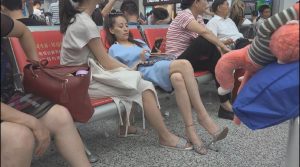 [子林4K视频]清纯长腿美女挑着鞋，忽然间一抖腿就赤脚上椅了[0235]